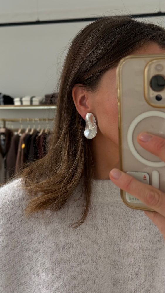 серебристый