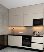 Современная кухня с тонированным стеклом и профилем Gola — без ручек