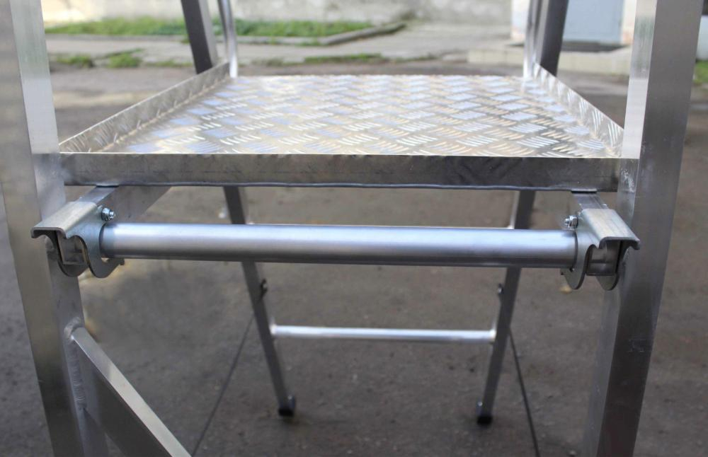 Лестница-платформа фиксированной высоты алюминиевая MEGAL ЛПФВА Н=1.0-5 передвижная с траверсой