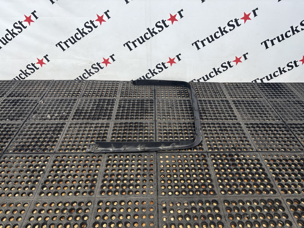 Молдинг двери правой 2023г.