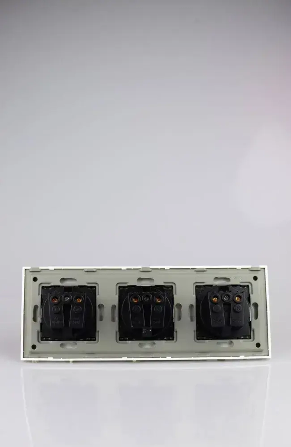 Розетки белые тройные с заземлением