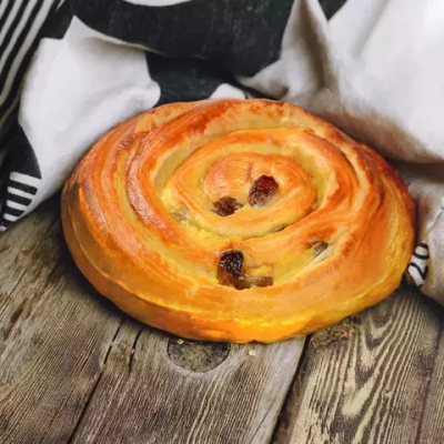 УЛИТКА С ВАНИЛЬНОЙ НАЧИНКОЙ И ИЗЮМОМ