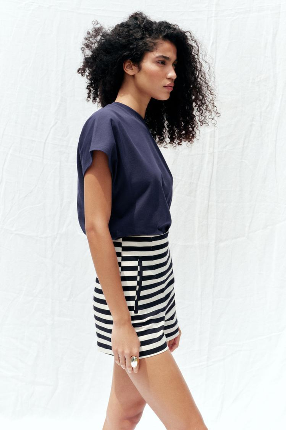 ZARA ФУТБОЛКА СО СПУЩЕННЫМИ ПЛЕЧЕВЫМИ ШВАМИ, СИНИЙ