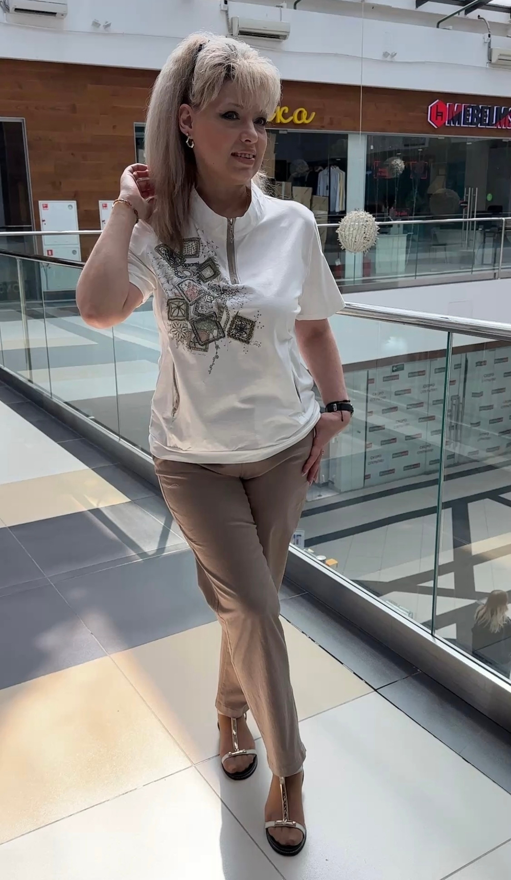 Летние брюки в темно-бежевом цвете на резинке в поясе