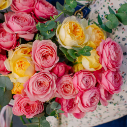 144. Акварельный букет-микс из кустовых пионовидных роз