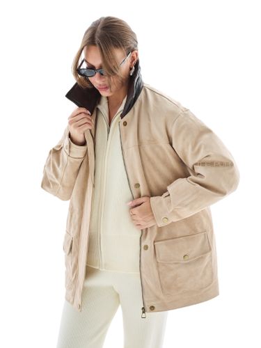 Бежевый пуховик из эко-замши с мехом песца и кожаным воротником