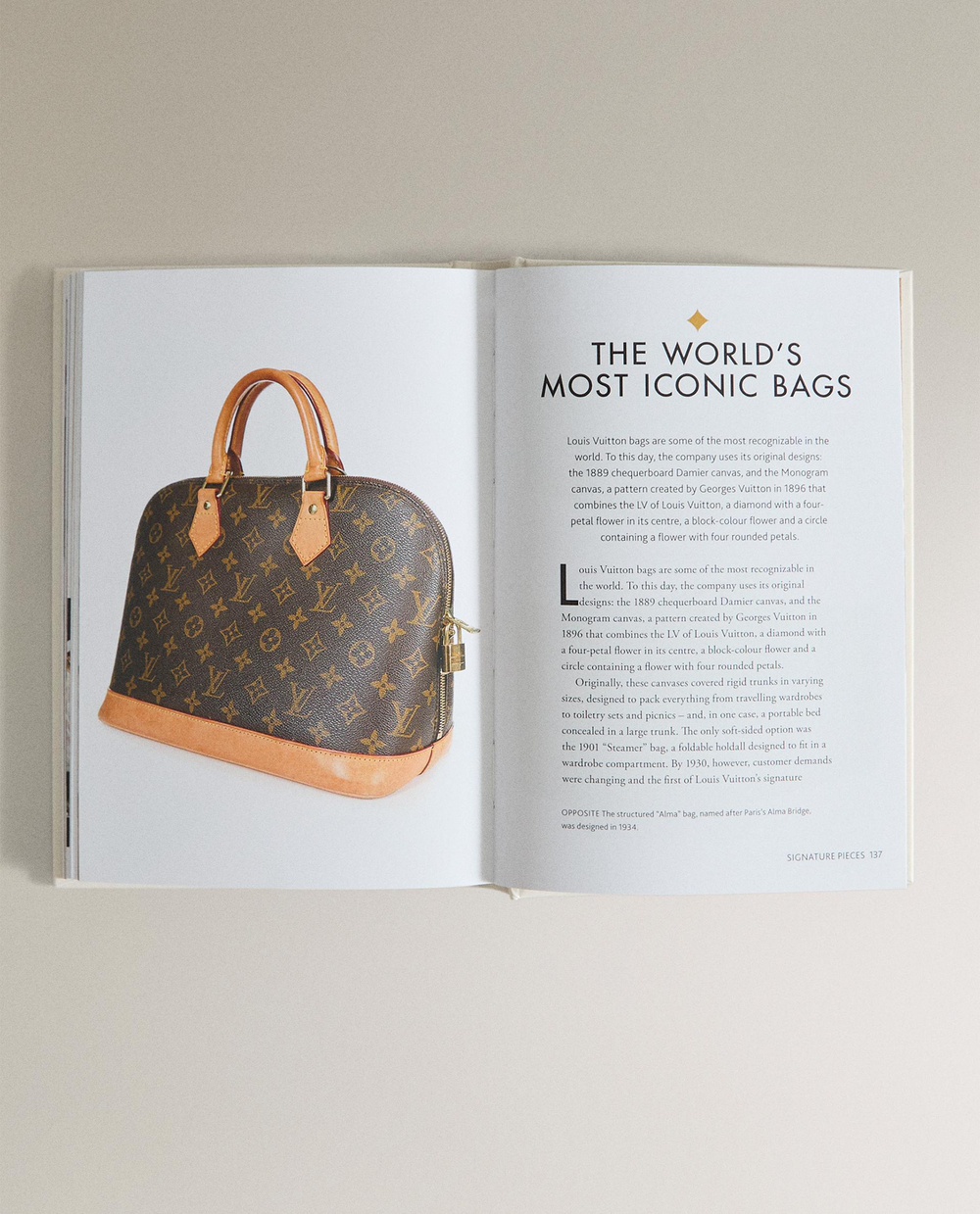 The Little Book of Valentino. Иллюстрированная книга о модном доме Valentino (на английском языке)