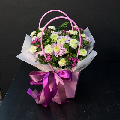 Сумочка с хризантемами и сортовой гвоздикой в зелени