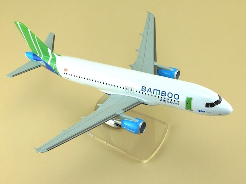 Модель самолета Airbus A320 (М1:100, Bamboo Airways)