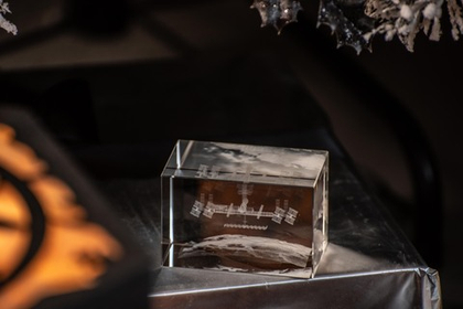 Куб с гравировкой  "МКС" (большой)