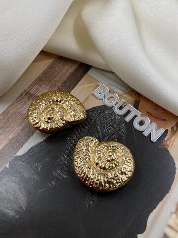 Накладка на пуговицу золотистая в форме рельефной ракушки