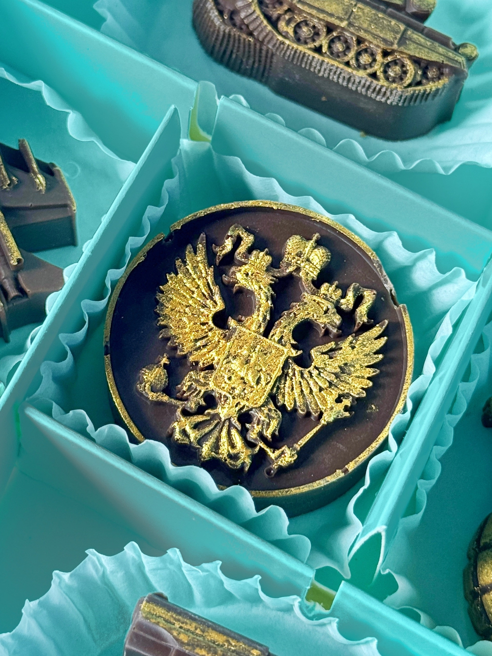 Подарочный набор конфет из тёмного бельгийского шоколада с начинкой 7 шт - 23 февраля