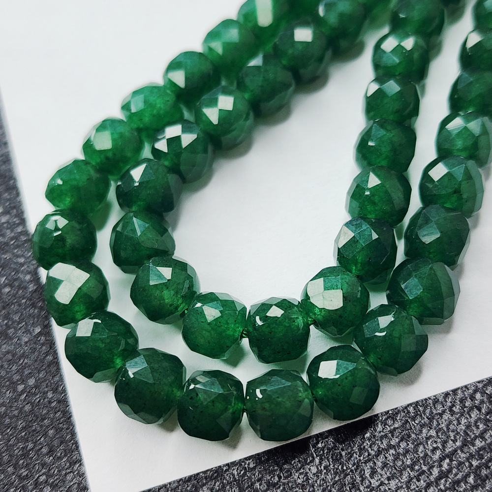 Изумрудный кварц, бусины куб, р-р примерно 6.5мм, красивая огранка