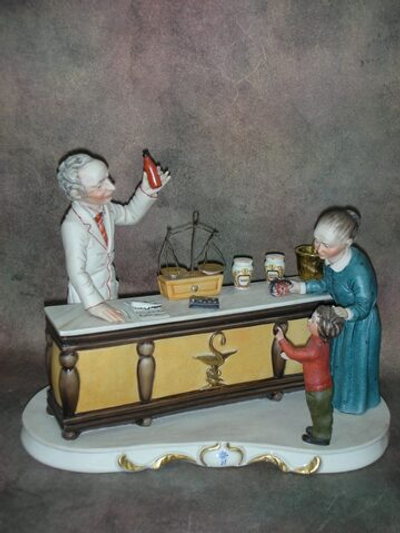 Статуэтка. Фарфор. У аптекаря. Capodimonte. Италия