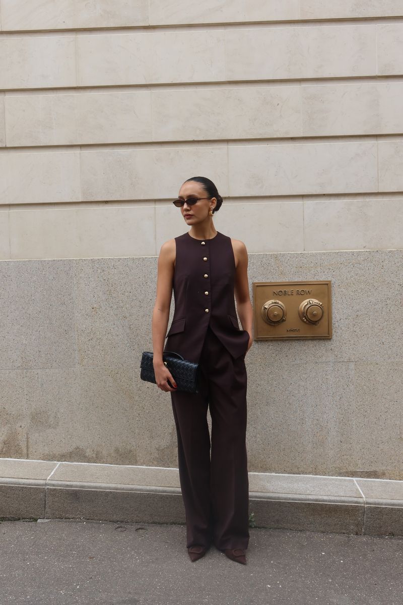 Жилет удлиненный с острыми бортами темно-коричневый