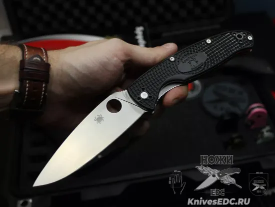 Нож складной Spyderco Resilience Lightweight 142PBK c клинком из стали 8Cr13MoV, рукоять FRN