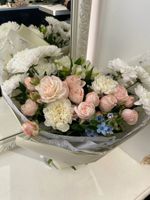 Сборный букет раскидистой формы с хризантемой и кустовой пионовидной розой в оформлении