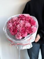 Сборный букет из роз Кантри и диантусов в лимитированной упаковке размер M