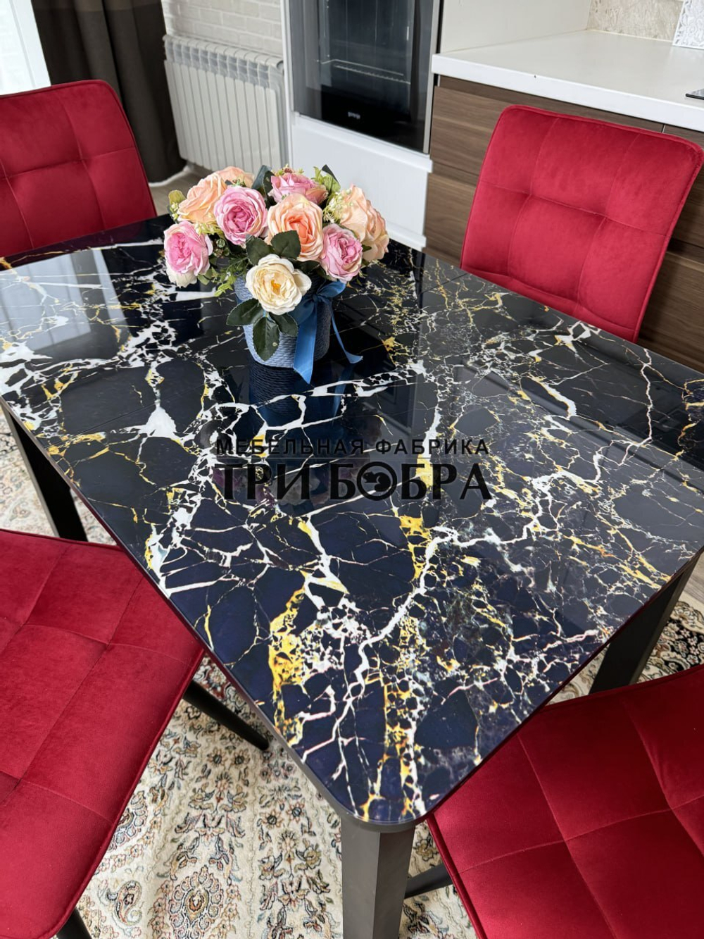 Стеклянный раздвижной стол "Черный мрамор" и стулья "ГУЧИ" бордовый