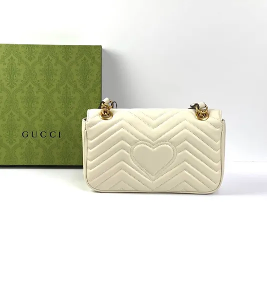 Стеганая мини-сумка Gucci GG Marmont белый