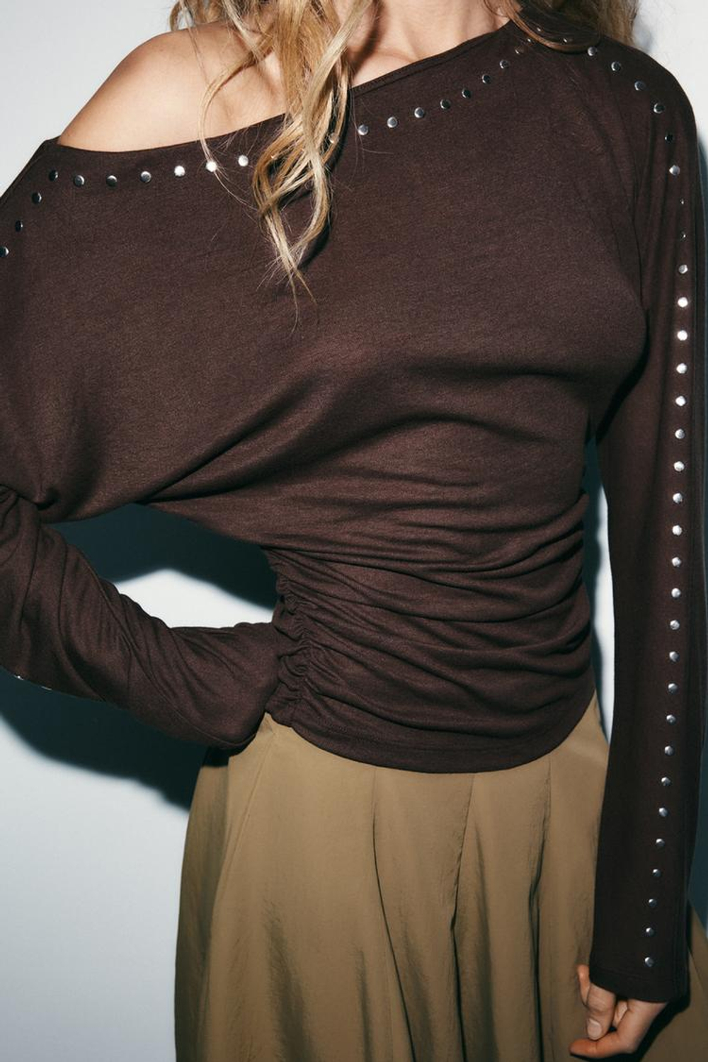 ZARA ФУТБОЛКА С ДЛИННЫМИ РУКАВАМИ И ЗАКЛЕПКАМИ, ТЕМНО-КОРИЧНЕВЫЙ