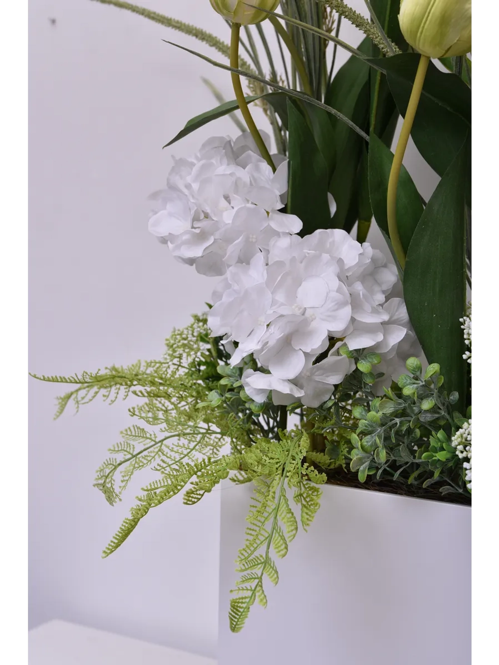 Напольная композиция из искусственных растений и цветов