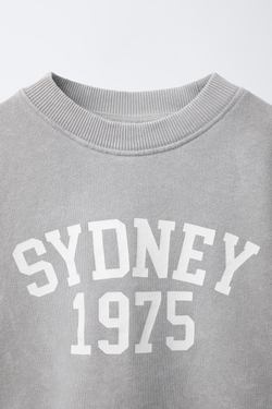 ZARA ТОЛСТОВКА С ЭФФЕКТОМ ПОТЕРТОСТИ И НАДПИСЬЮ, СВЕТЛО-СЕРЫЙ