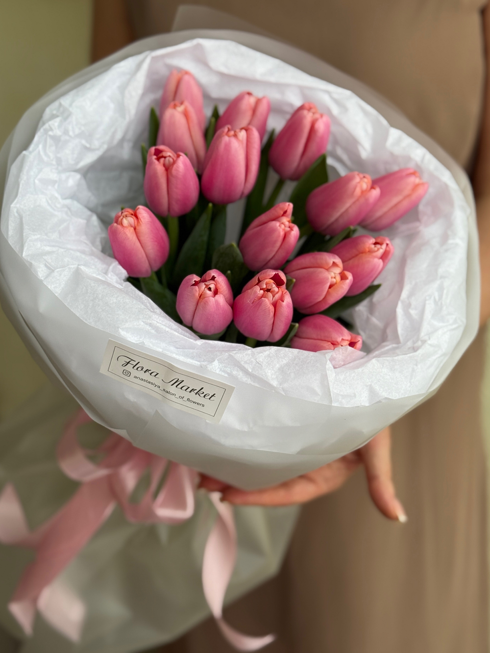 Нежный букет из розовых тюльпанов в элегантном оформлении от Флора Маркет