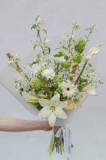 Нежный букет с лилией ко дню матери