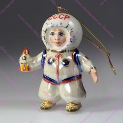 Фарфоровая ёлочная игрушка "Мальчик в костюме космонавта"