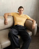 Желтая футболка 