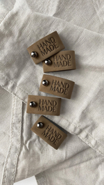 НОВИНКА Кожаные бирки с тиснением на кнопке "Hand Made"