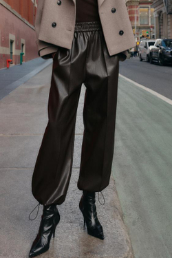 ZARA БРЮКИ-БОМБЕРЫ ИЗ ИСКУССТВЕННОЙ КОЖИ, ТЕМНО-КОРИЧНЕВЫЙ