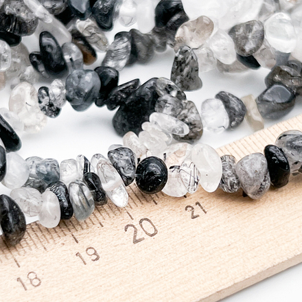 Кварц с шерлом бусины, крошка, размер около 4-8 мм, цена за нить 38 см