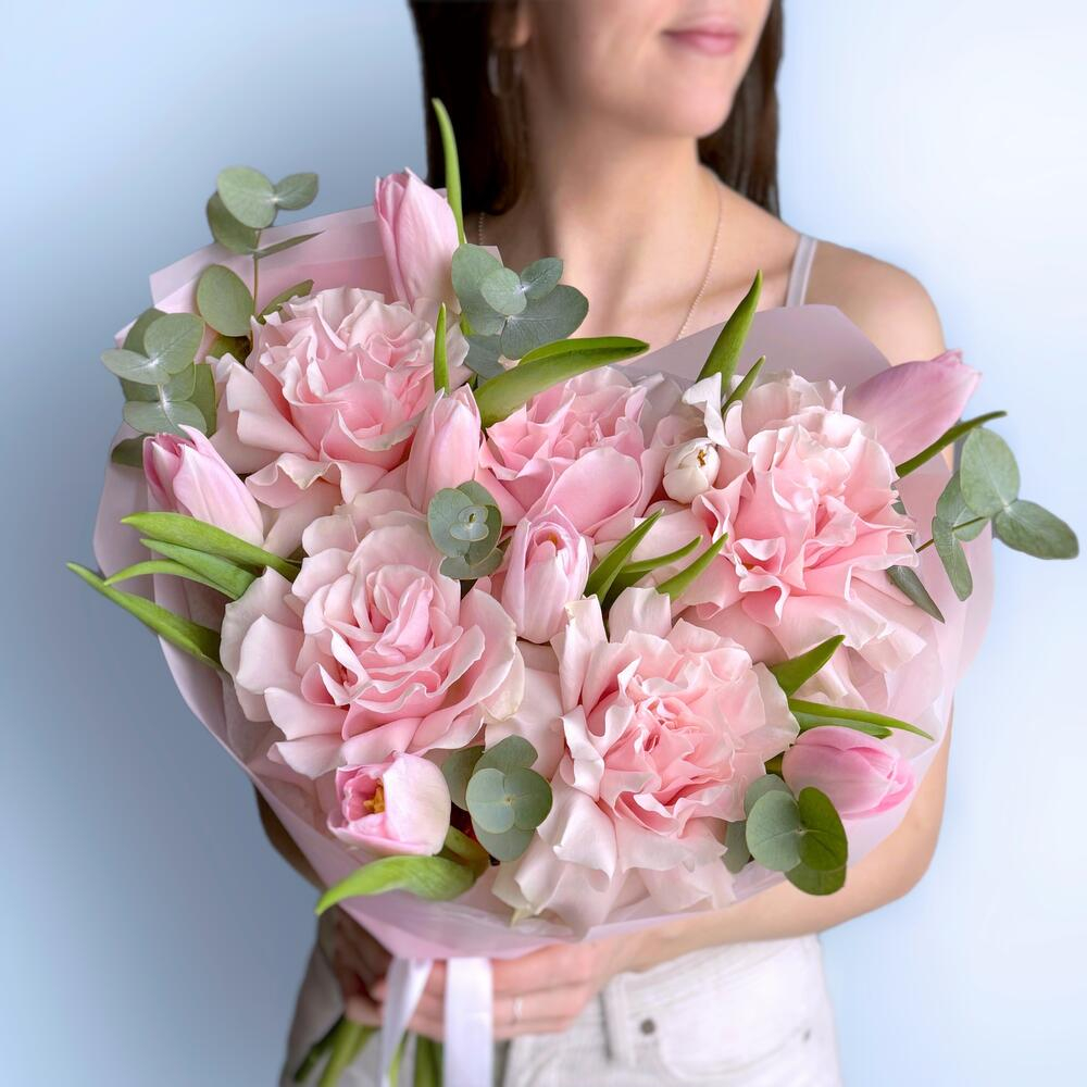 Нежный букет французские розы и тюльпаны с эвкалиптом