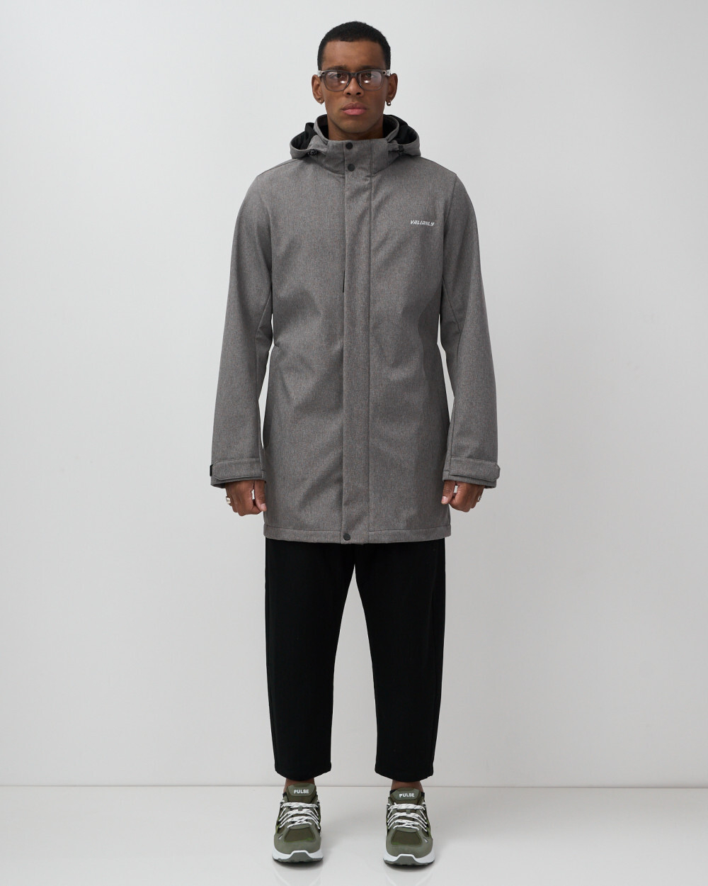Парка спортивная мужская с капюшоном softshell серого цвета 9565Sr