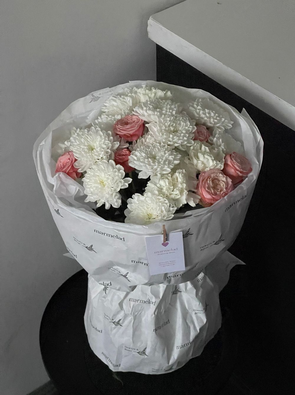 Авторский букет из хризантемы и кустовой розы