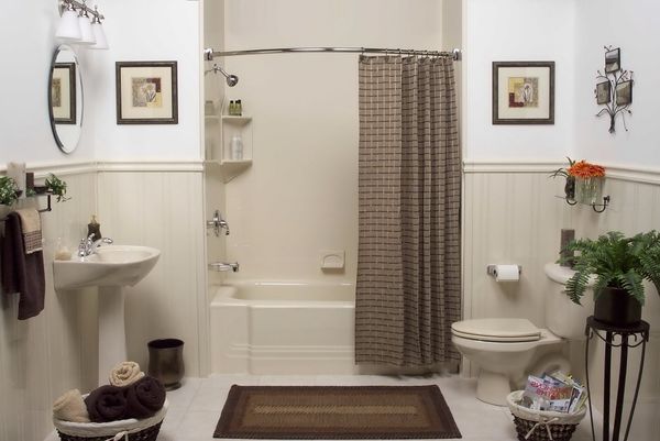 Классическая занавеска или стеклянная шторка для ванны: достоинства функционального декора