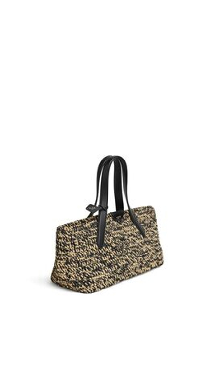 ALAÏA СУМКА LE PANIER EAST WEST СРЕДНЕГО РАЗМЕРА ИЗ РАФИИ, НАТУРАЛЬНЫЙ/ЧЕРНЫЙ