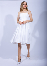 Женское белое платье на тонких бретелях