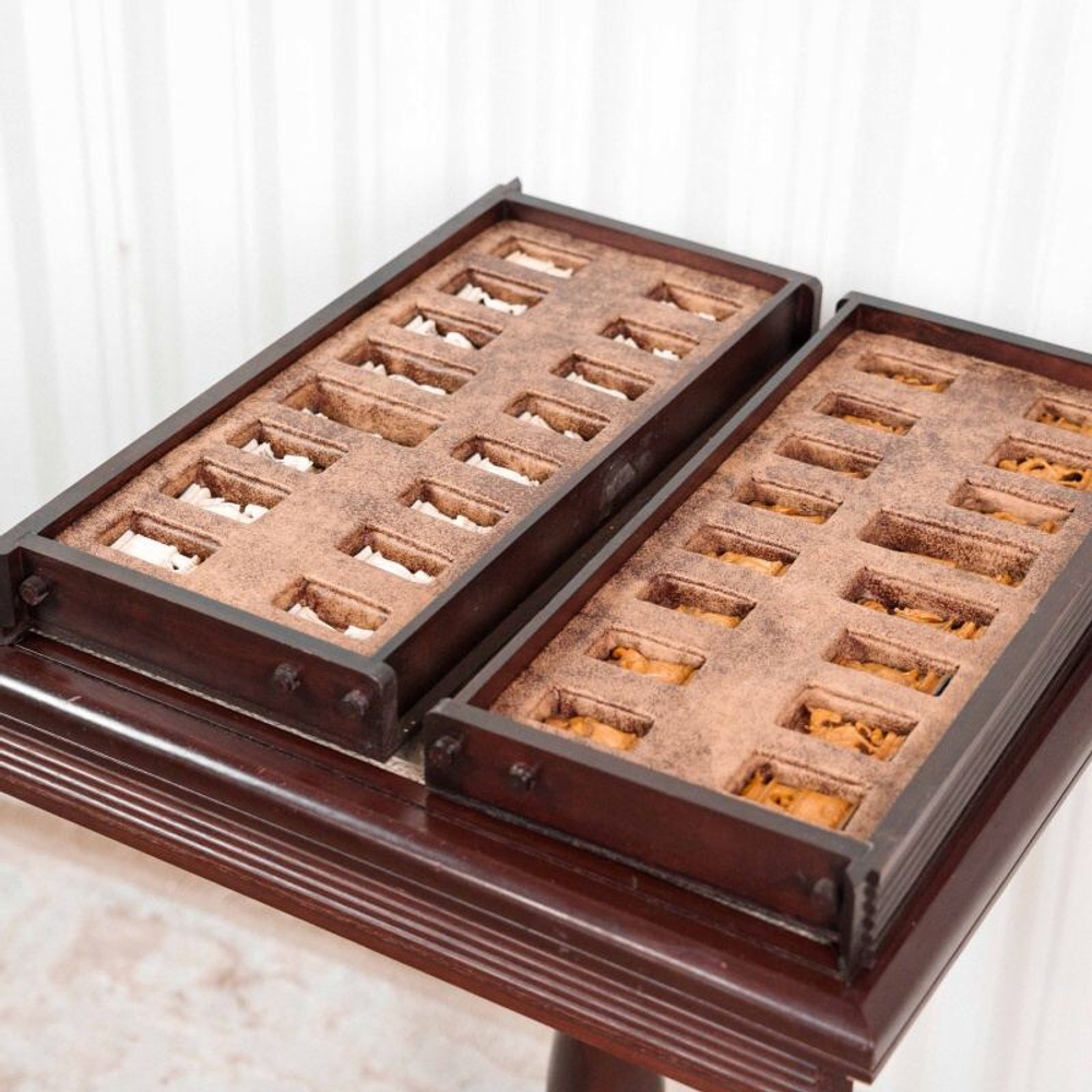 Шахматный стол с комплектом шахмат из слоновой кости