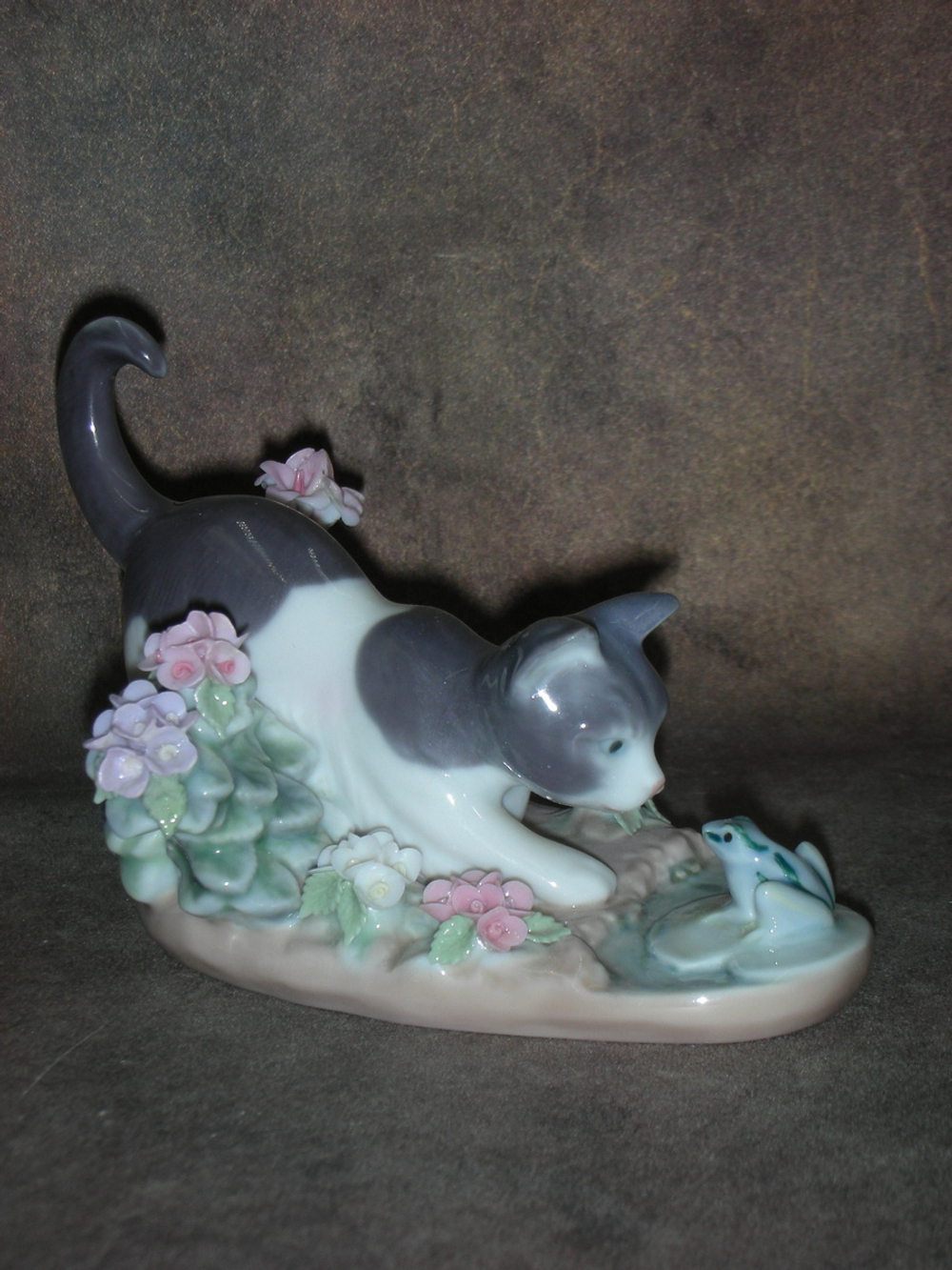 Статуэтка. Фарфор. Противостояние Котёнка и Лягушонка. Lladro. Испания