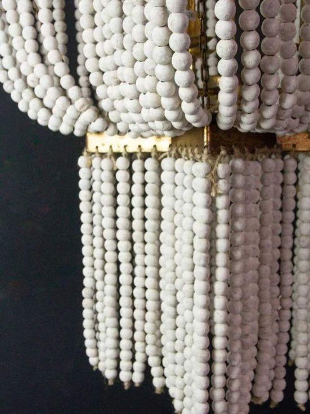 Люстра подвесная из деревянных бусинок
