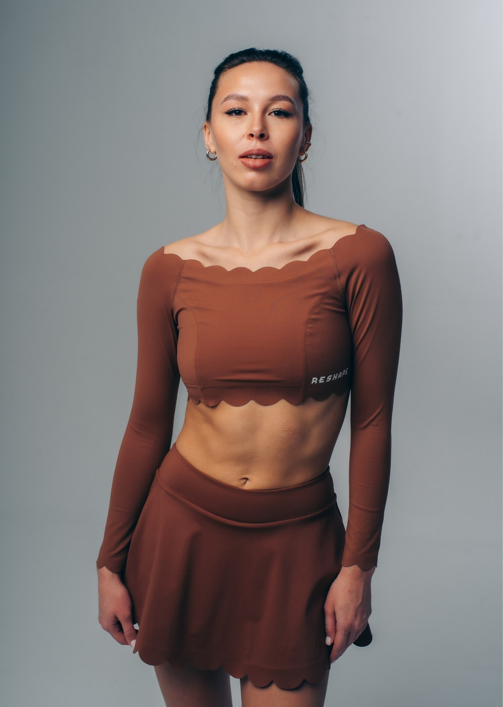 Костюм с юбкой-шортами и топом с волнообразными краями