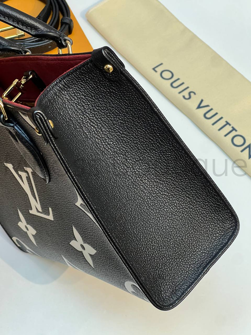 Черная сумка Louis Vuitton Onthego PM с узором монограм