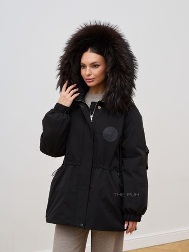 Черная пуховая парка с меховым капюшоном