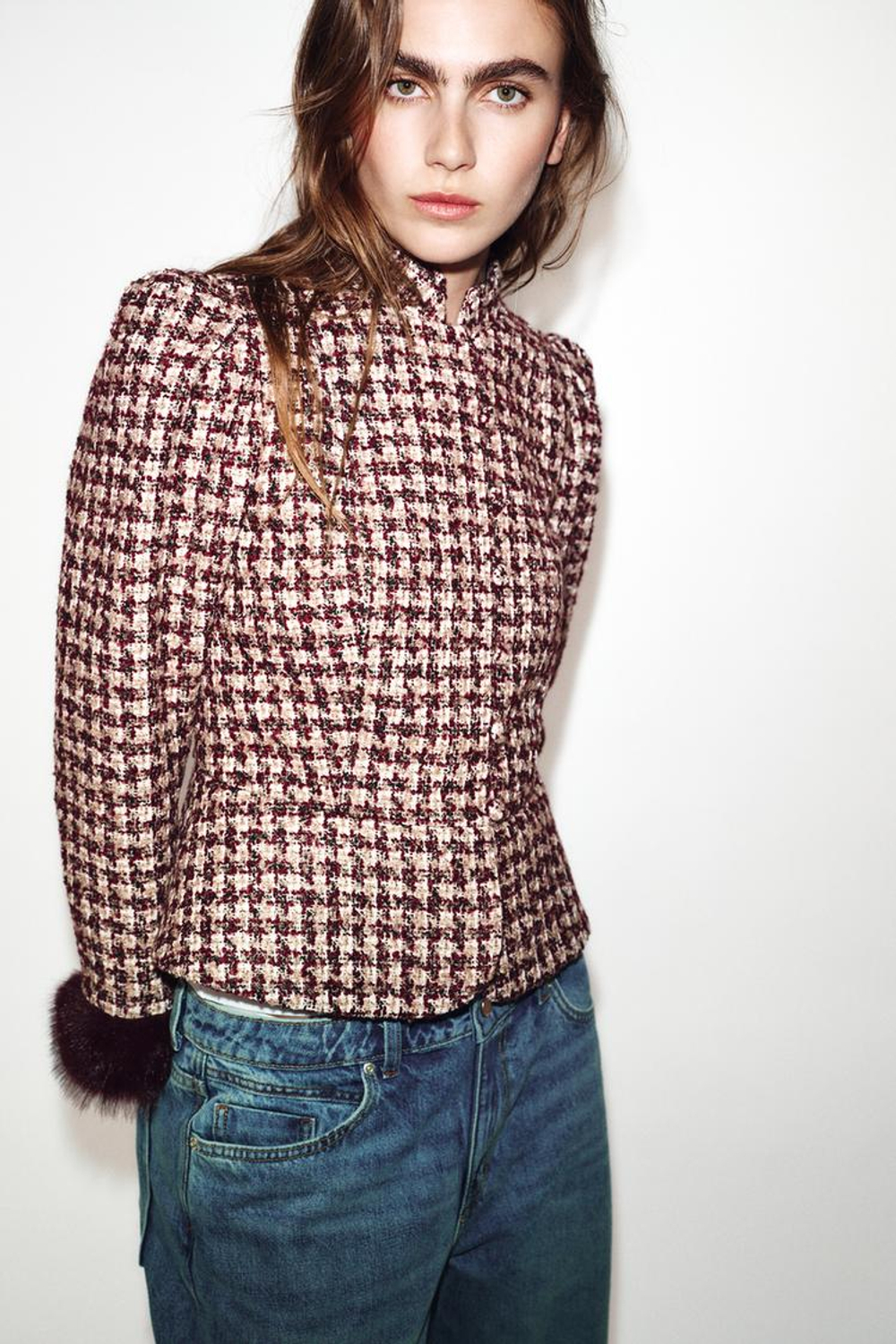 ZARA БЛЕЙЗЕР С МАНЖЕТАМИ ИЗ ИСКУССТВЕННОГО МЕХА, БОРДОВЫЙ/ЭКРЮ