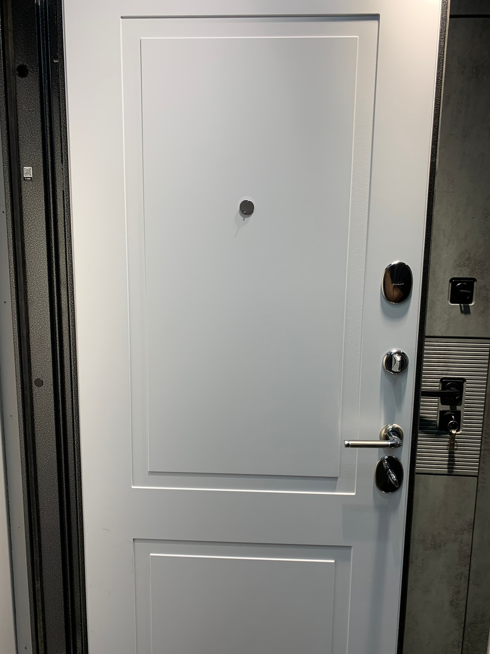 Входная дверь в квартиру STR МХ - 26 Гранит лава оникс, вставка нержавеющая сталь / Н7 Белый софт