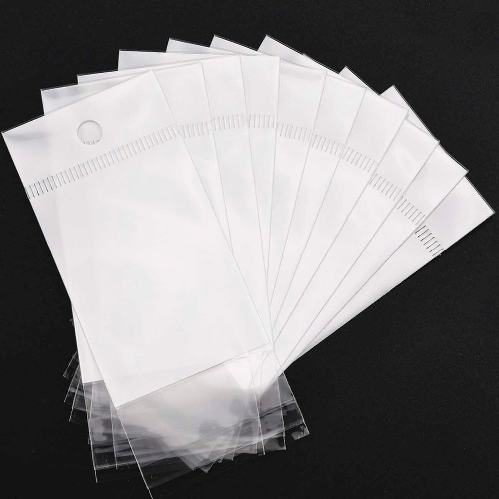 Прозрачные пакеты с подвесом, белым фоном и клеевым клапаном для упаковки