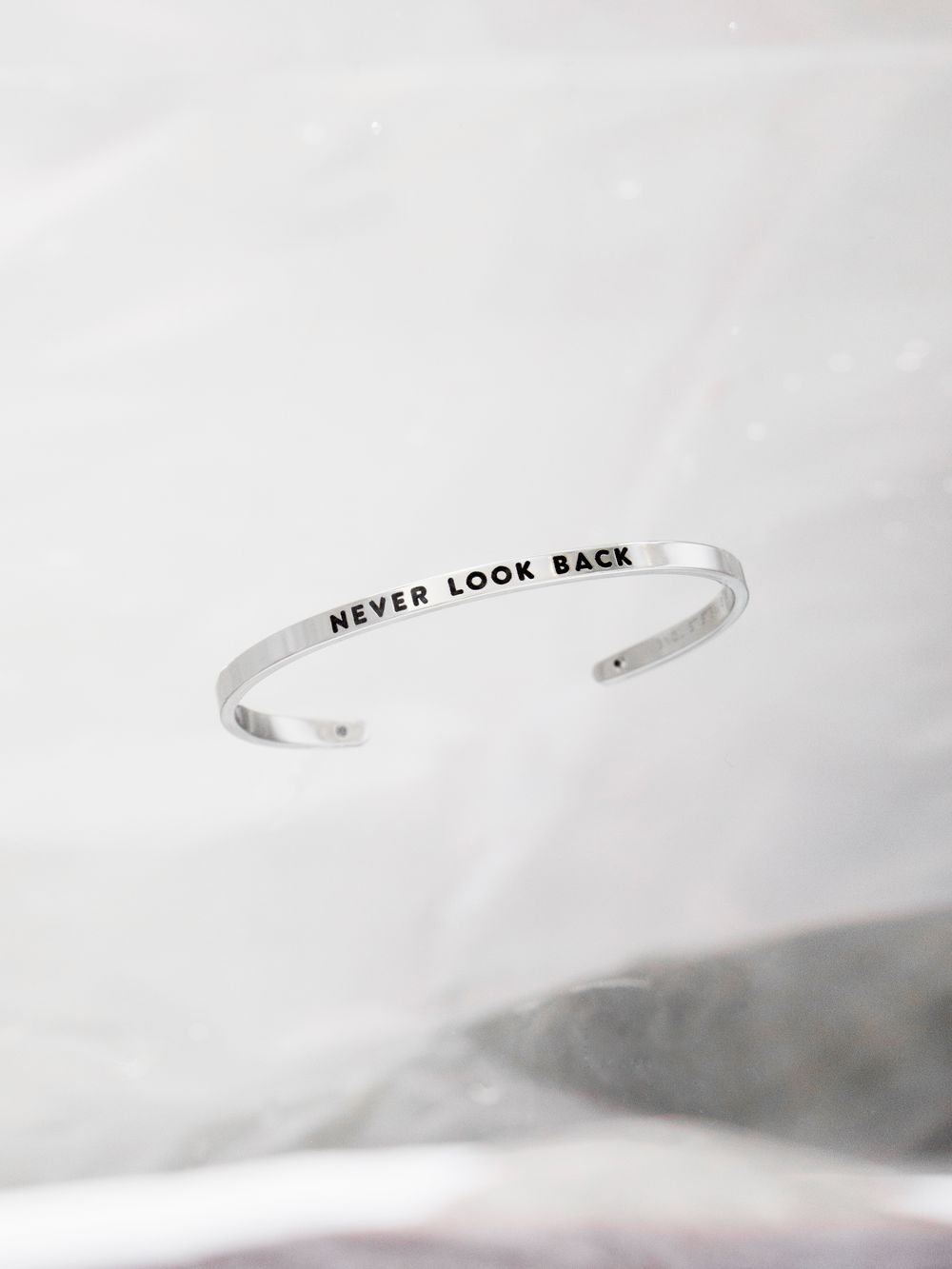 Браслет Never Look Back